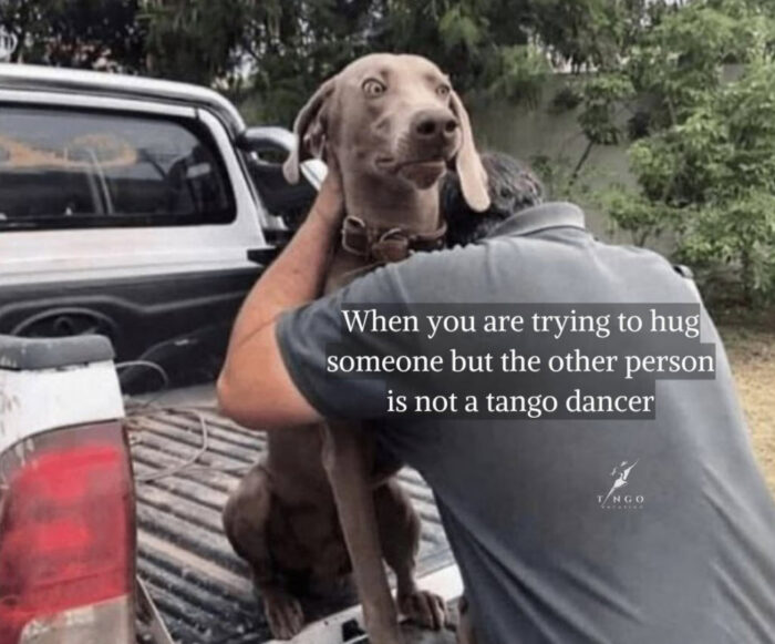 Ein Tanguero umarmt einen Hund