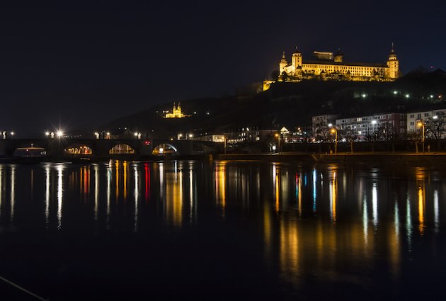 Würzburg by night mit der Festung Marienburg