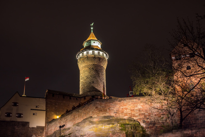 Turm der Nürnberger Burg in der Nacht