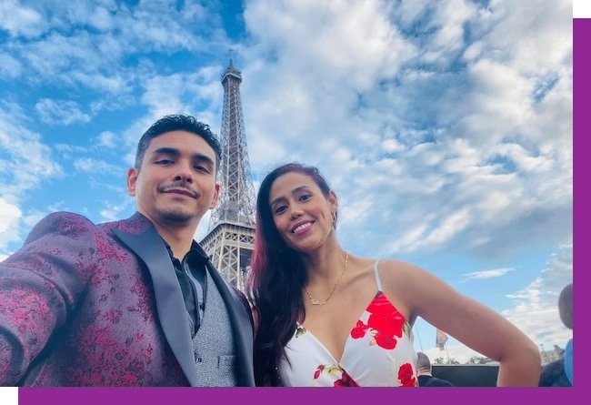 Tanya und Sebastian in Paris. Im Hintergrund das Eiffelturm