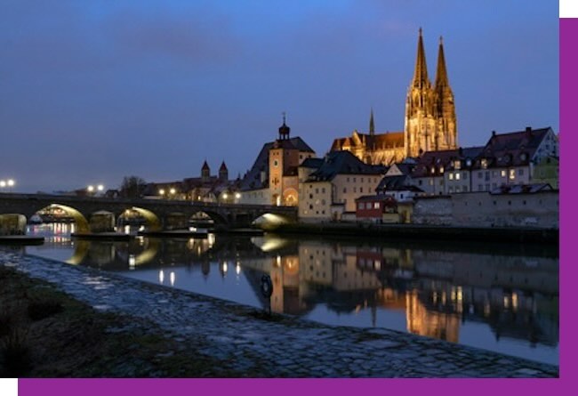 Regensburg by night mit der Donau im Vordergrund
